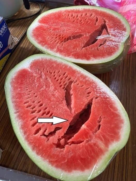You cut open a watermelon and saw cracks? Stop eating it immediately! Here’s what it means!