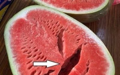 You Cut Open a Watermelon and Saw Cracks? Stop Eating It Immediately! Here’s What It Really Means